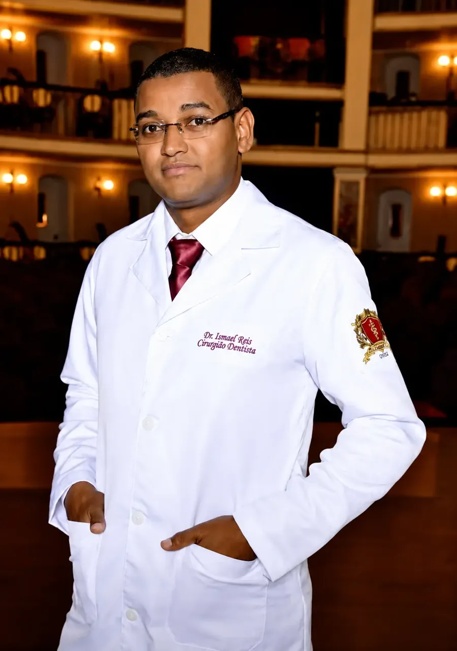 Dr. Ismael, cirurgião-dentista da Odonto Life, de jaleco branco